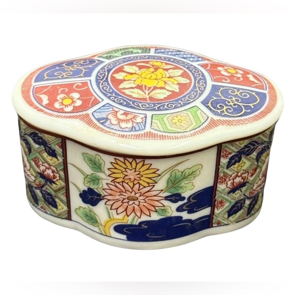 Vintage Japanese Imari Covered Trinket Box Quatrefoil Shape